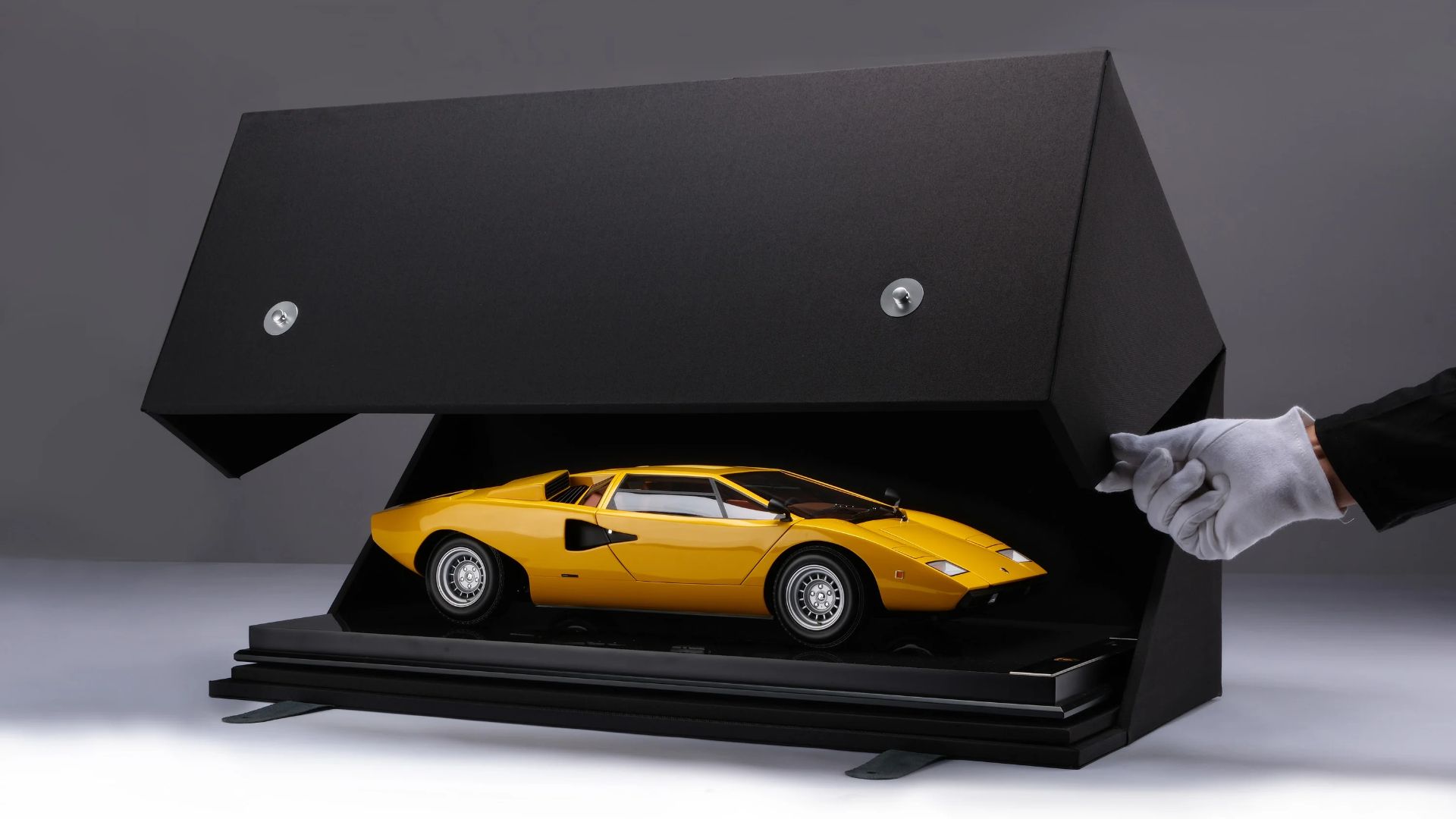 LAMBORGHINI COUNTACH LP400 (1974) | EDITION IN YELLOW 1:8 SCALE