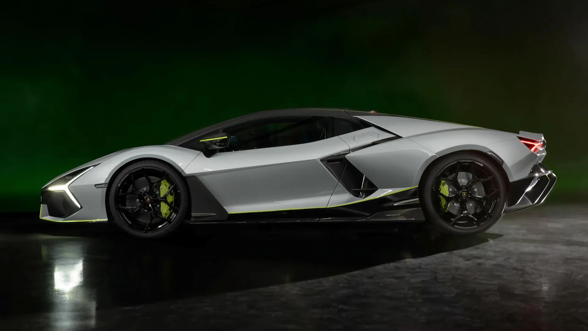 Lamborghini Revuelto in profile
