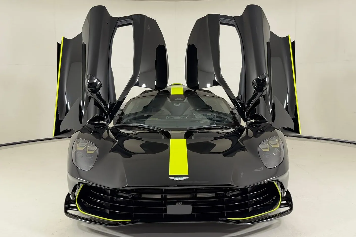 Aston Martin Valhalla Plug-In Hybrid Nears $1 Million at Auction - featured image