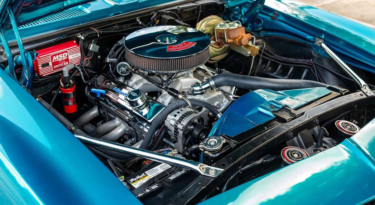 383ci stroker crate engine with Holley carburetor and aluminum heads