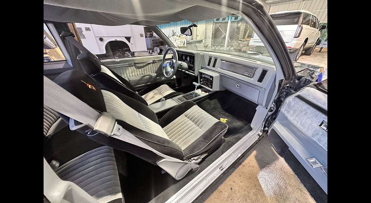 Two-tone gray cloth front seats in Buick GNX No. 461
