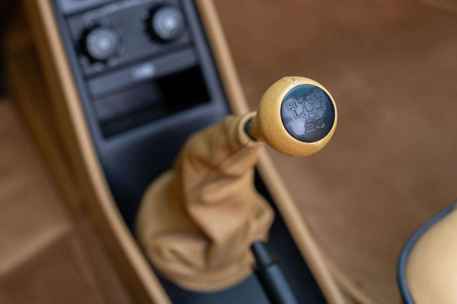 G50 five-speed shifter in the 1989 Porsche 911 Carrera Cabriolet