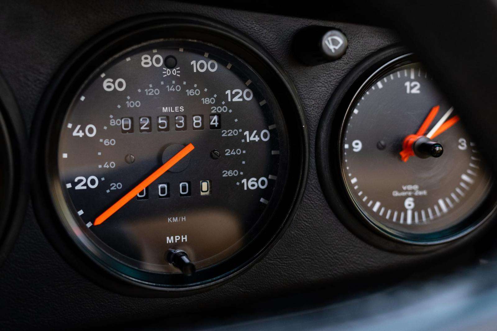 VDO gauge cluster showing 25k miles on the 1989 Porsche 911 Carrera
