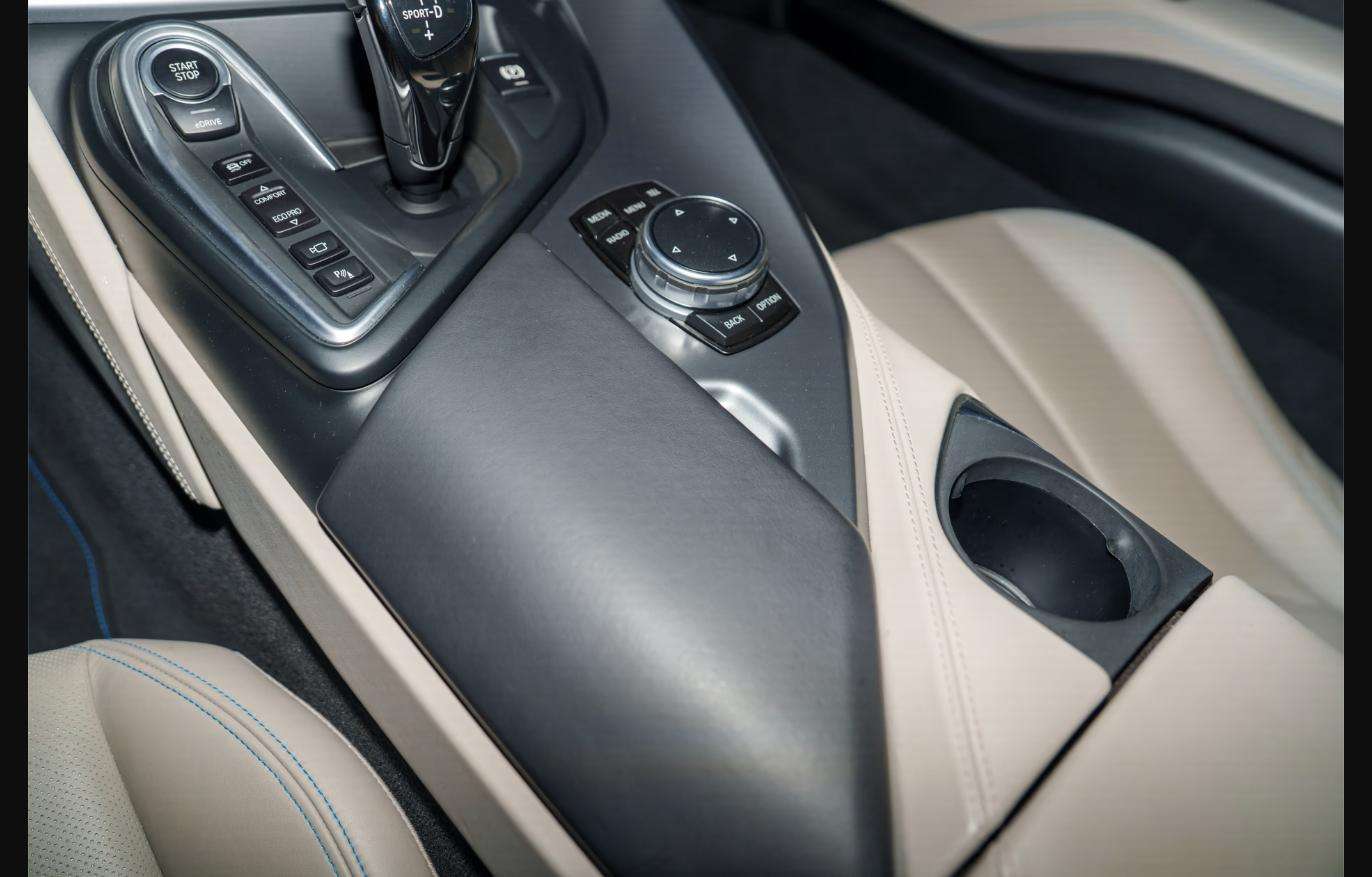 Center console, eDrive controls and iDrive dial inside the 2015 BMW i8