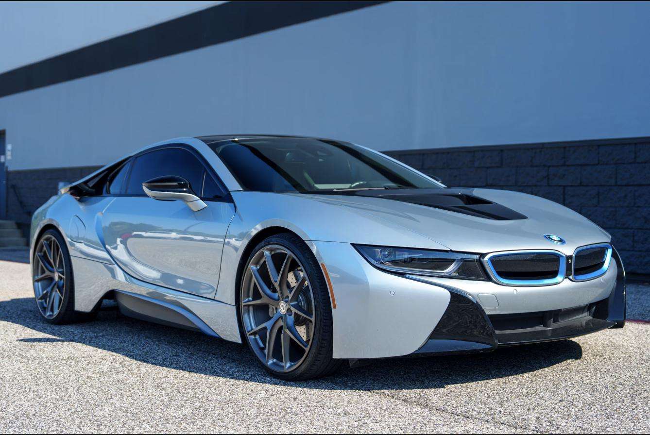 Passenger-side front three-quarter view of the silver 2015 BMW i8