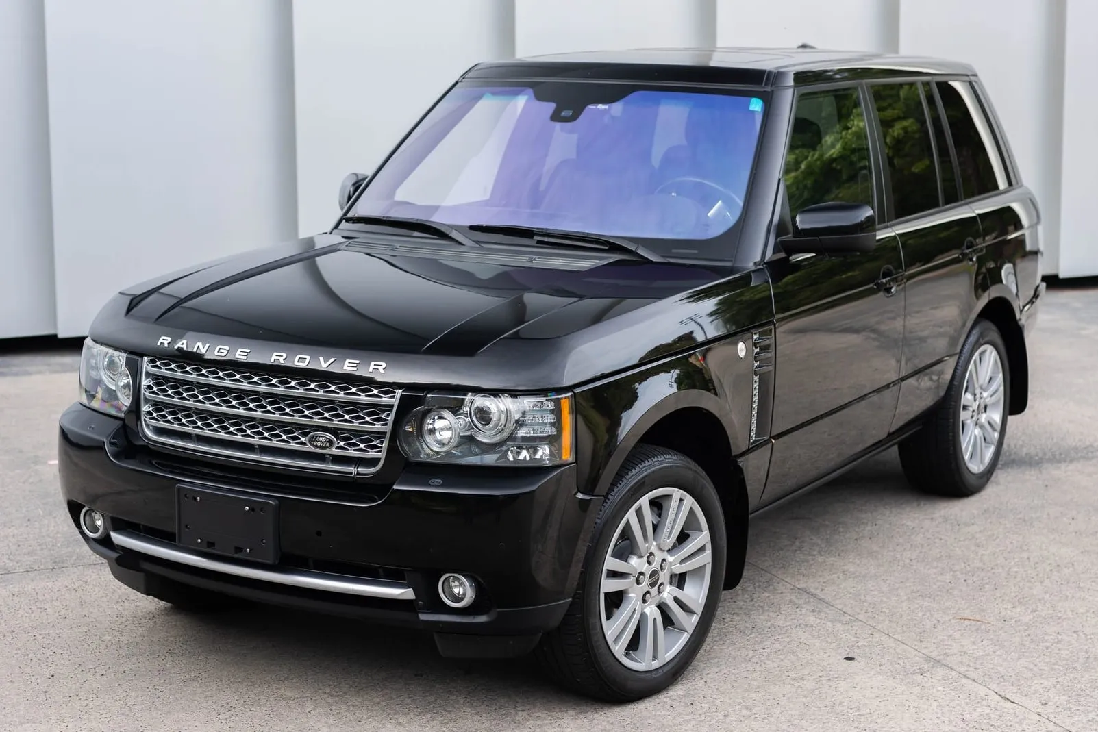 A No-Reserve Range Rover Supercharged Isn’t a Bargain. It’s a Warning. - featured image