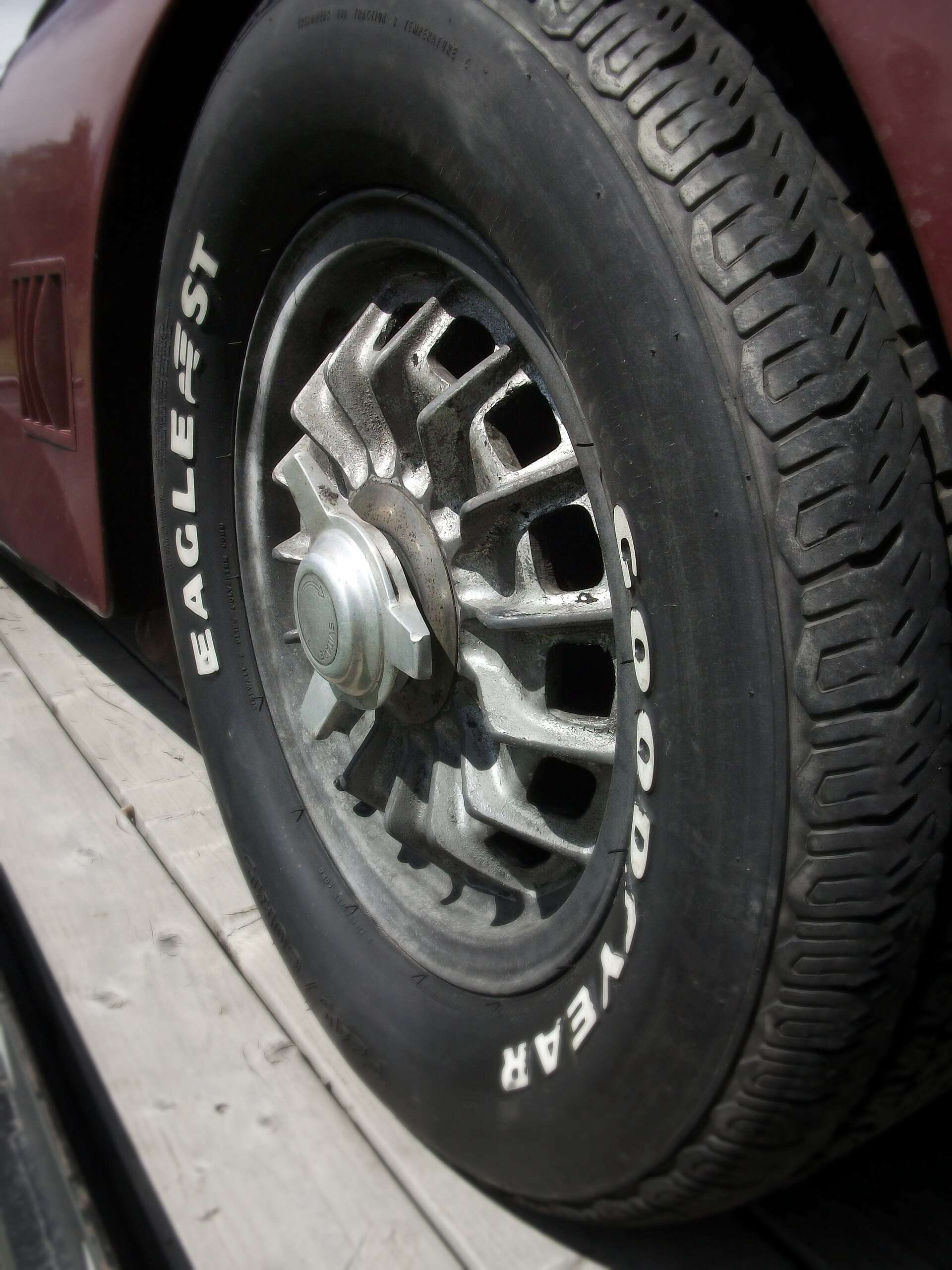 Bizzarrini GT America knock-off wheel detail