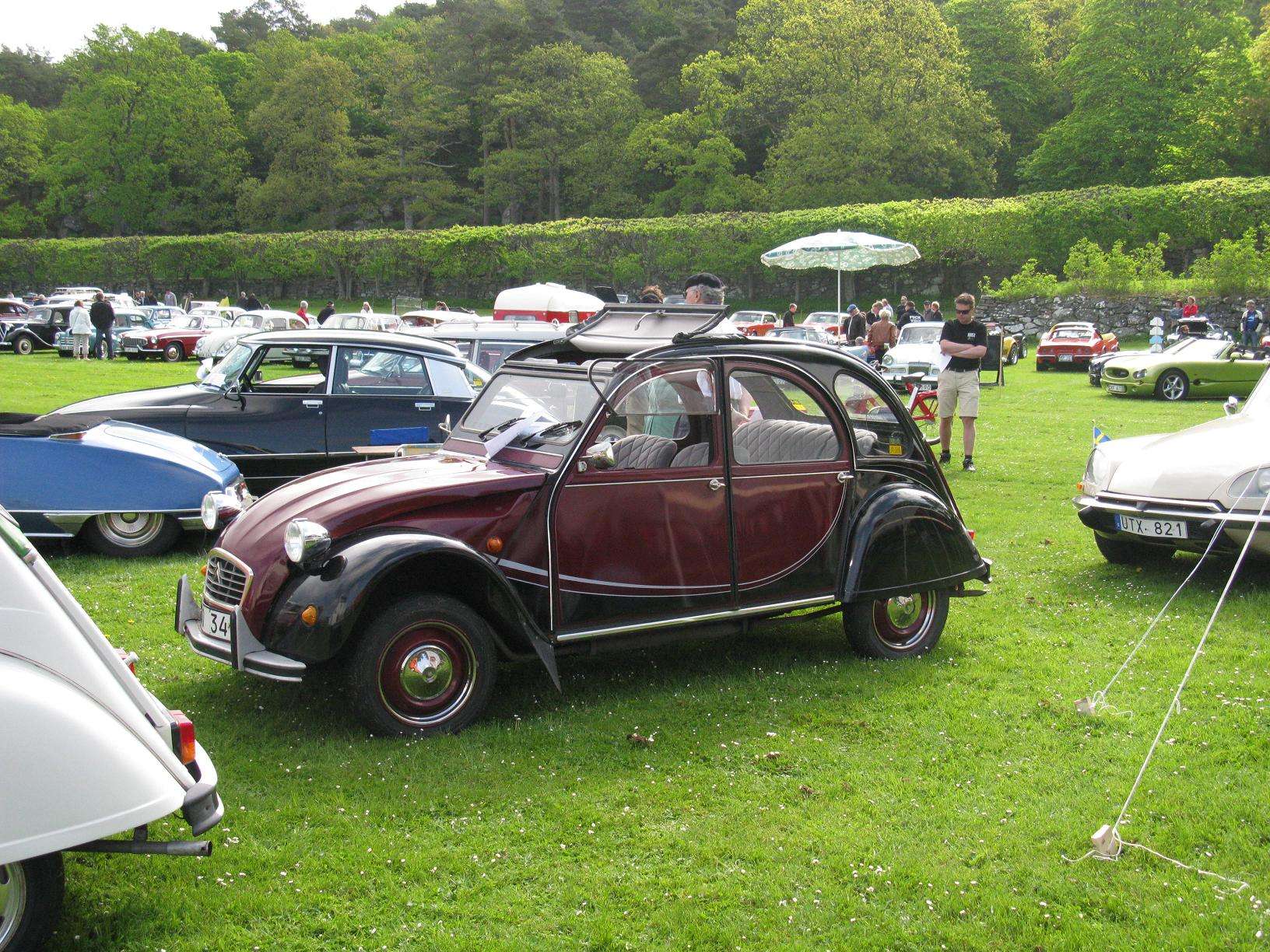 Two-tone Citroën 2CV Charleston from the model's final production years