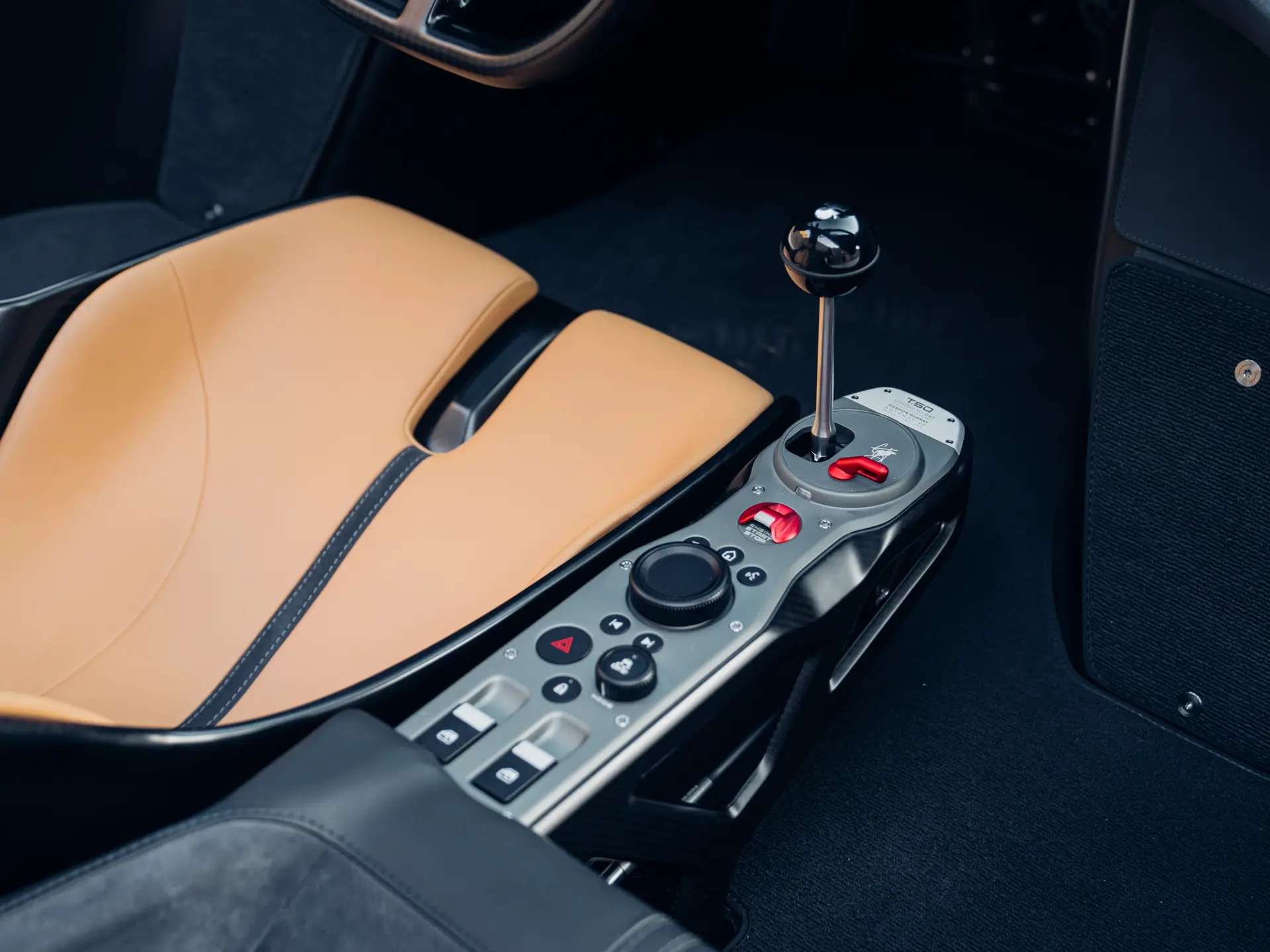 Six-speed manual shifter and tan leather passenger seat in Gordon Murray T.50 chassis 047
