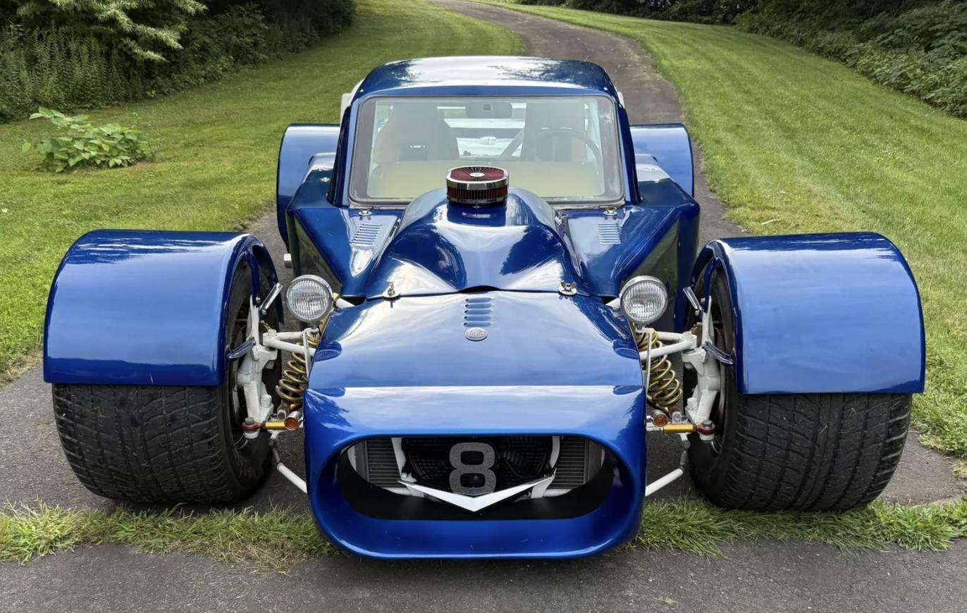 Nose-on view of the 409-powered special showing its V8 grille badge and cycle fenders
