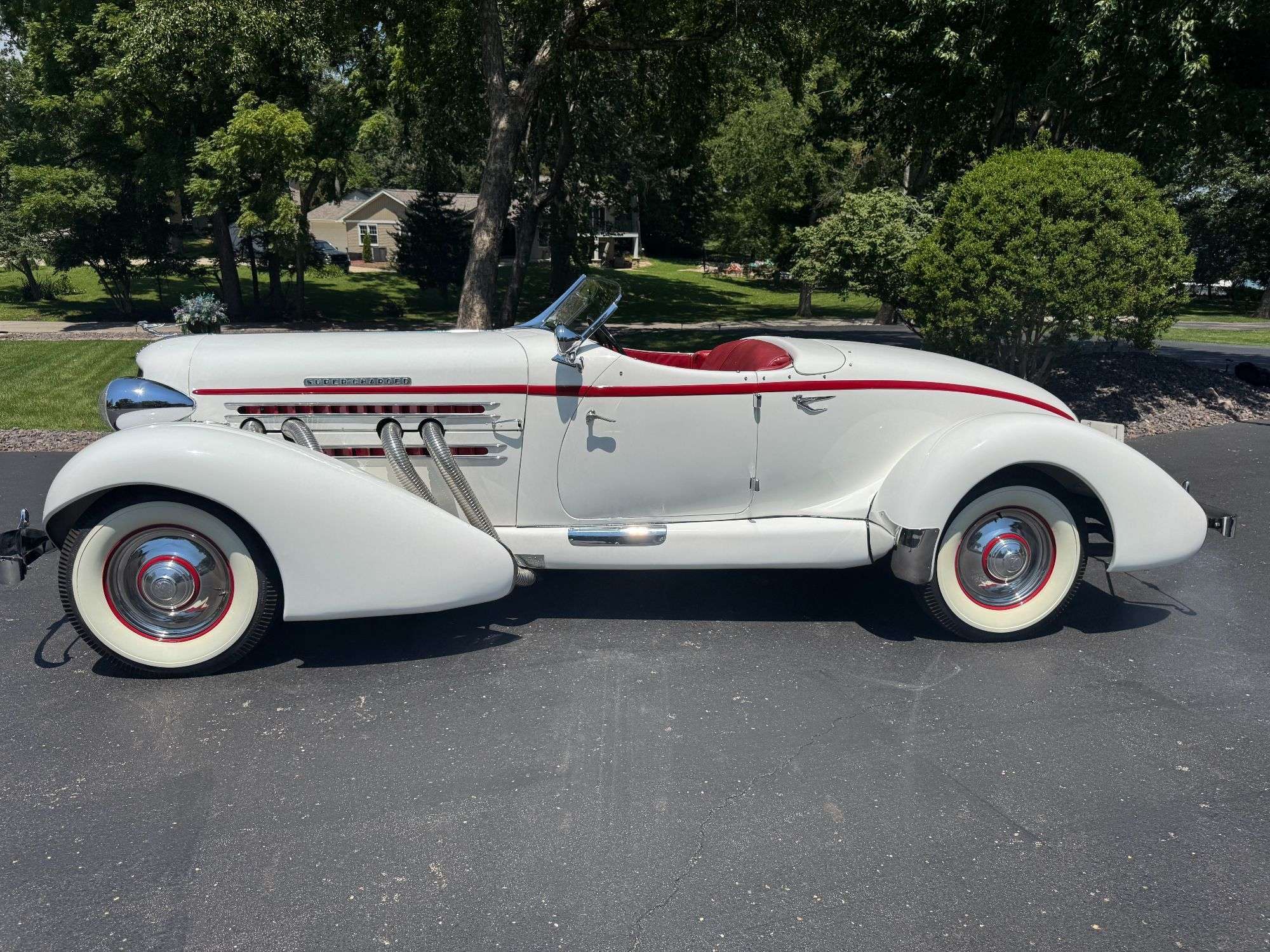 Side profile of the 1936 Auburn 852 Boattail Speedster showing its pontoon fenders