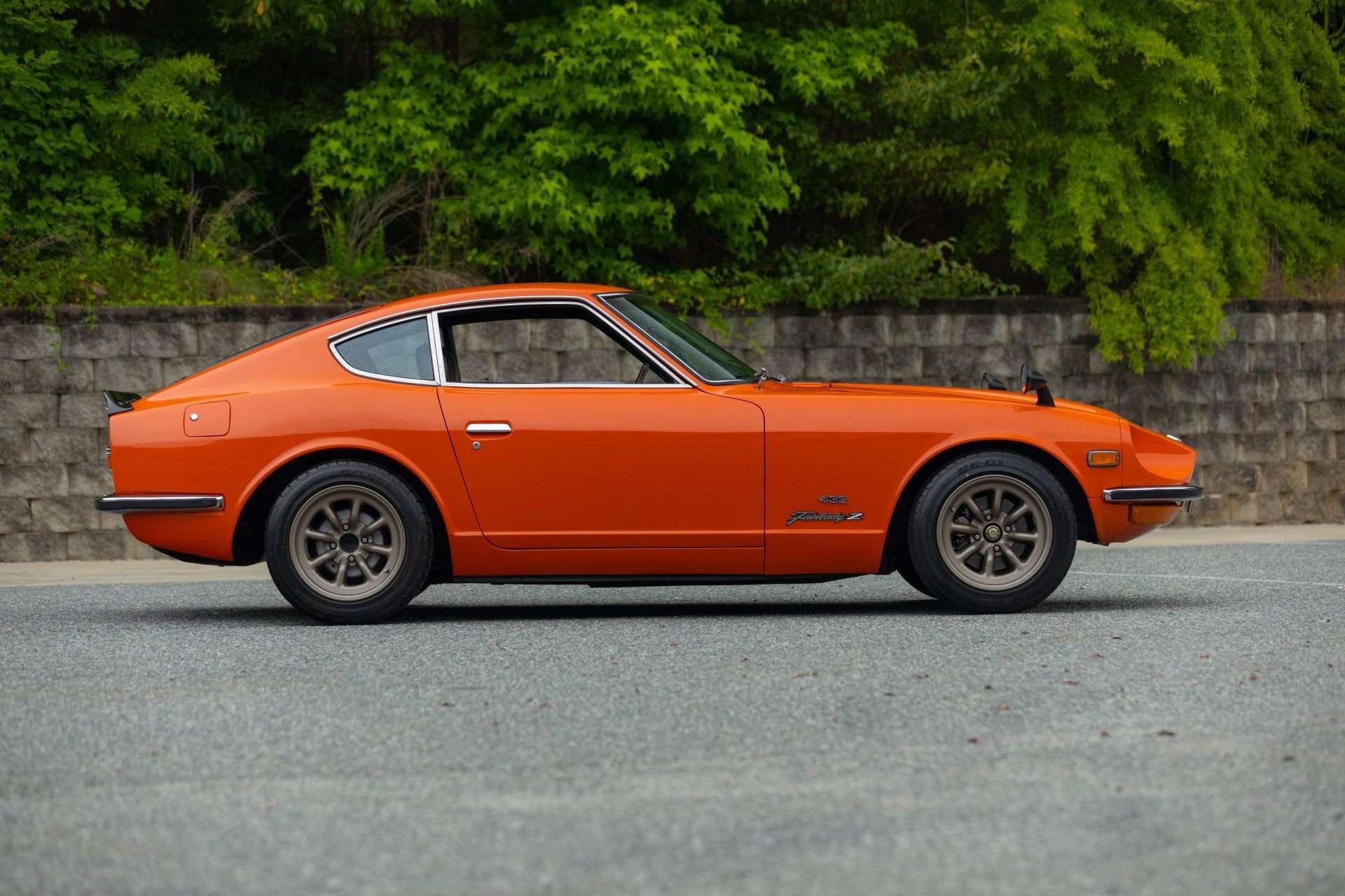 Side profile of the orange 1969 Datsun Fairlady Z432