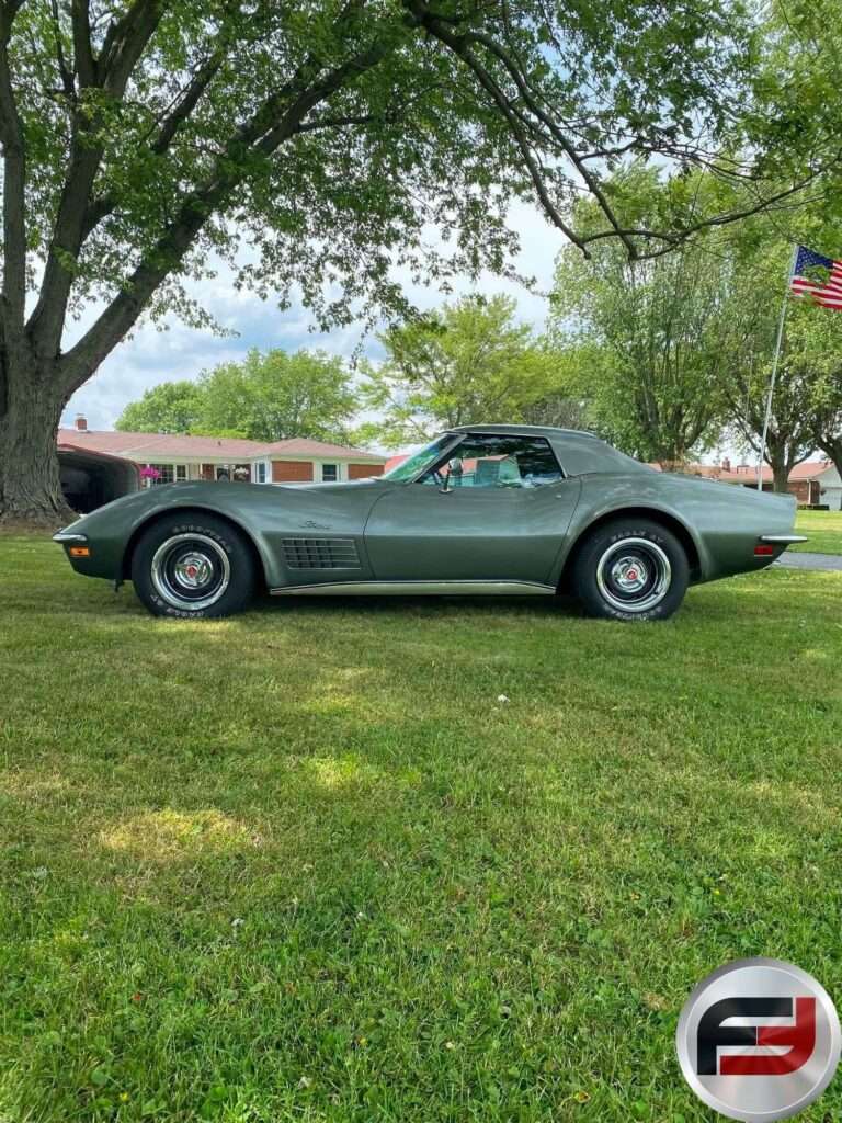Side profile of the 1972 Chevrolet Corvette convertible with its auxiliary hardtop in place