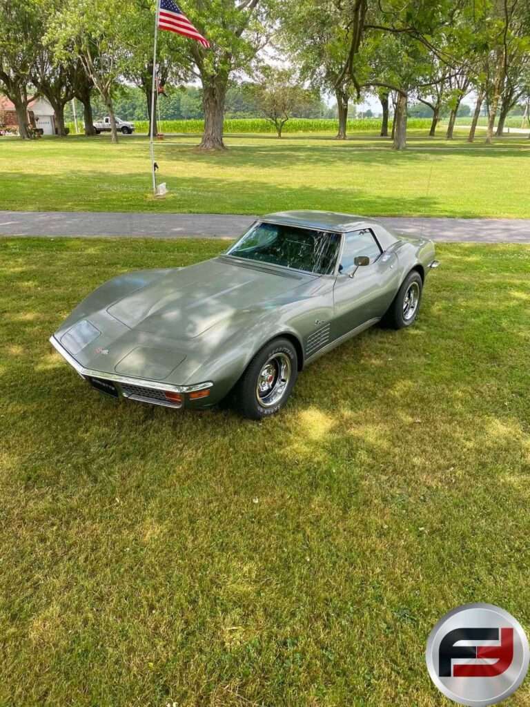 Passenger-side front three-quarter view of the 1972 Corvette in Steel Cities Gray