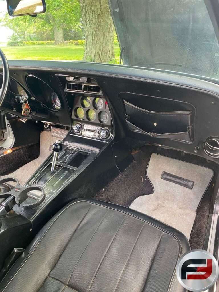 Center console, automatic shifter and dashboard of the 1972 Chevrolet Corvette