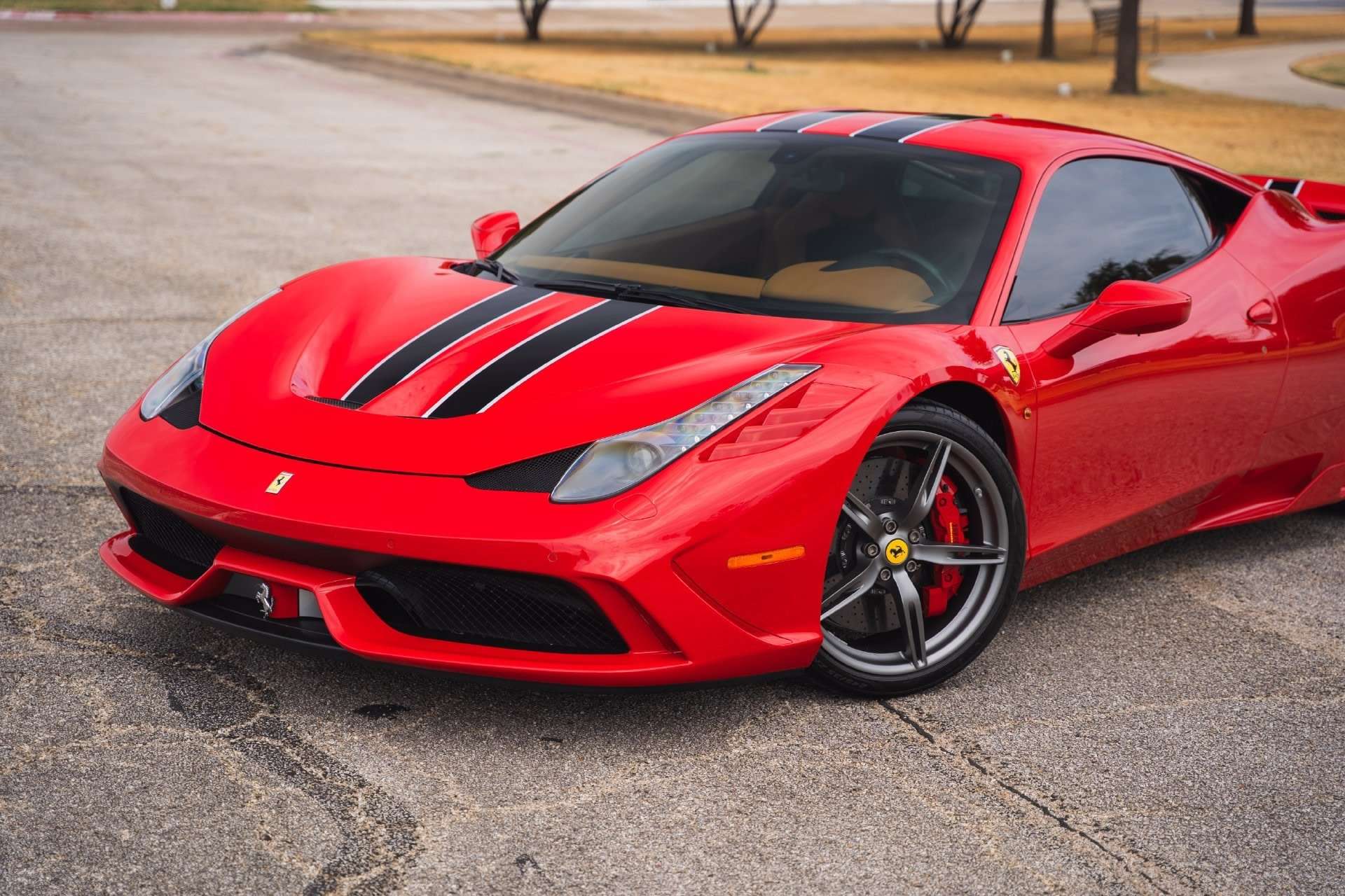 Front three-quarter view of the 2014 Ferrari 458 Speciale in Rosso Corsa