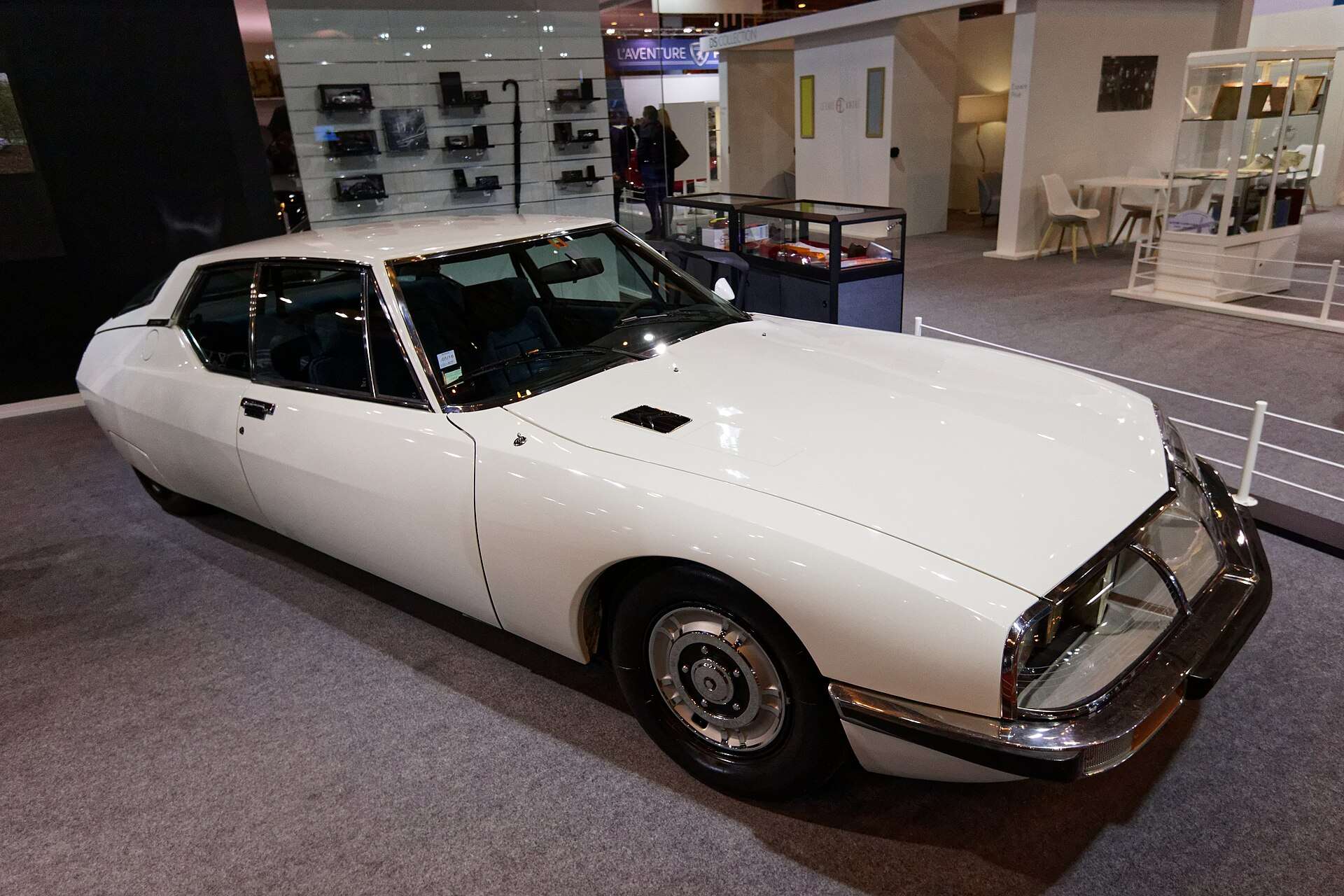 White 1975 Citroën SM Injection coupe on display at the Rétromobile show in Paris