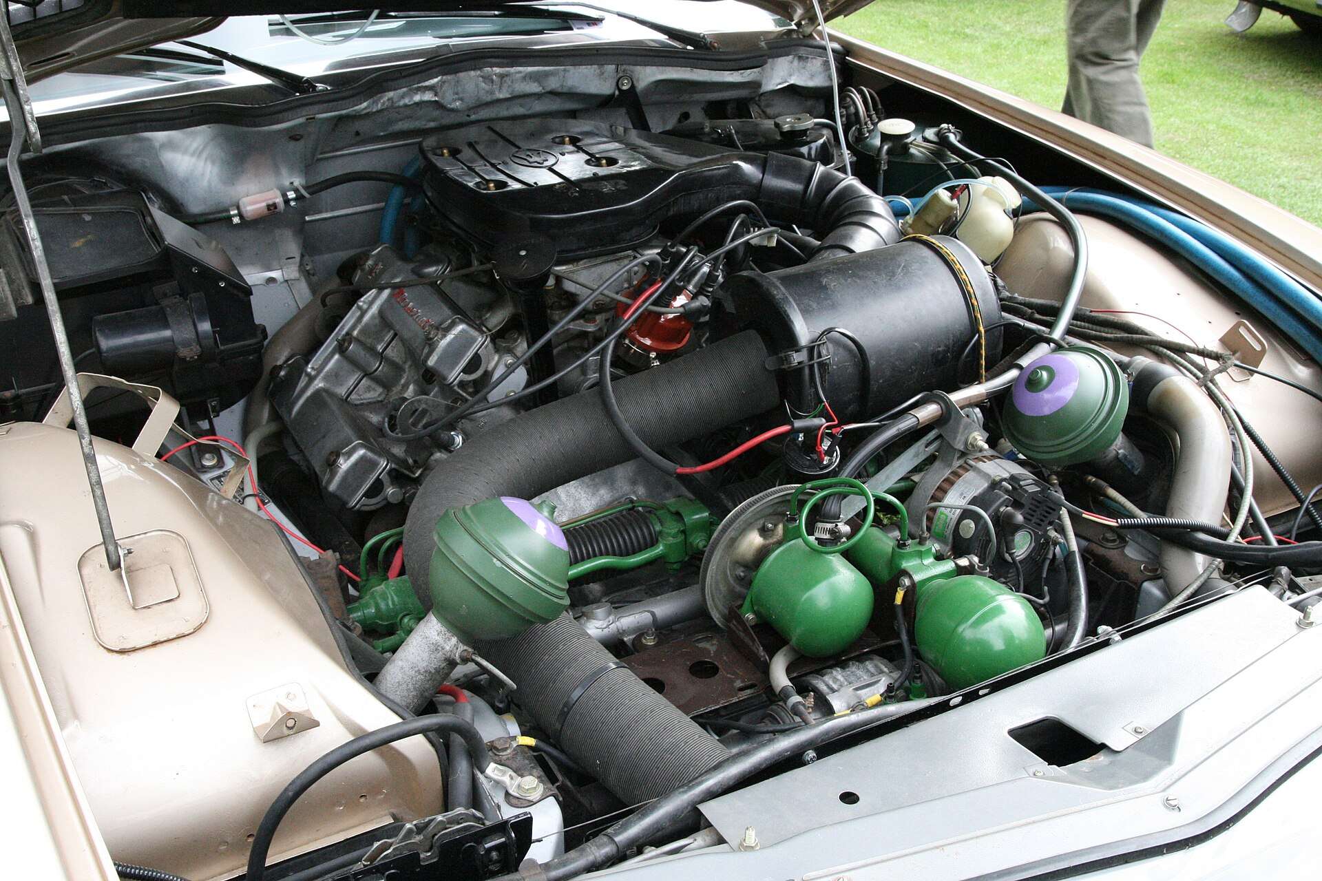 Engine bay of a Citroën SM showing the Maserati-designed 90-degree V6 and hydraulic components