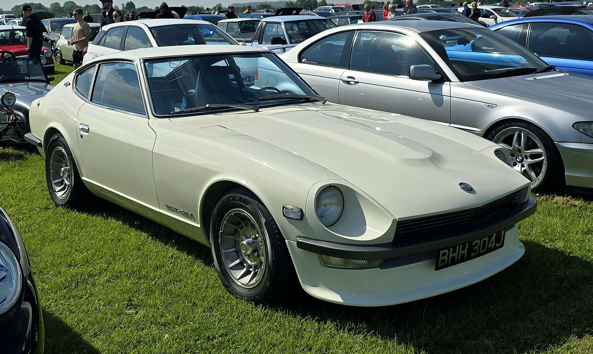 Cream 1971 Datsun 240Z at a car show