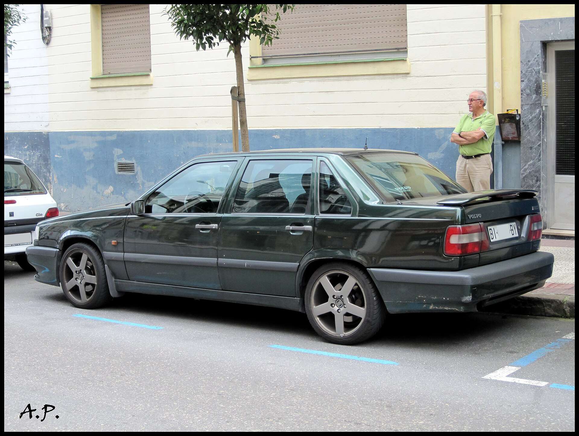 Dark-painted 1995 Volvo 850 T-5R saloon parked on a street, seen from the rear three-quarter